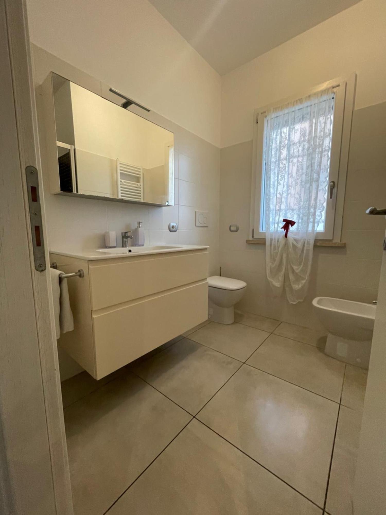 Home With Parking Near The Airport And Beach 피우미치노 외부 사진