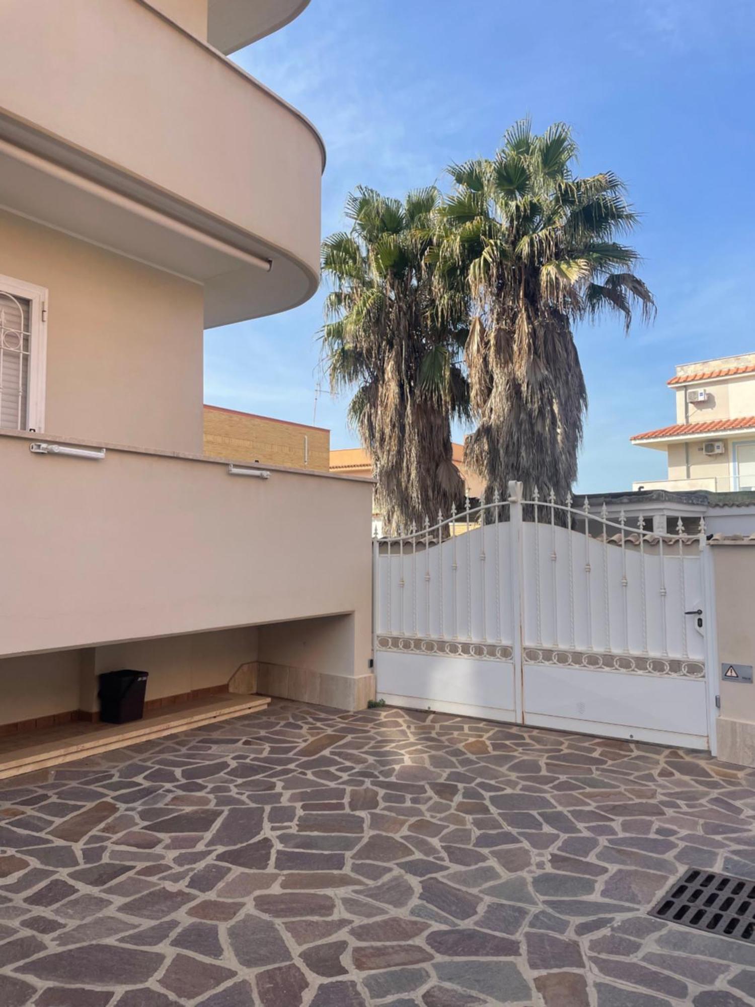 Home With Parking Near The Airport And Beach 피우미치노 외부 사진