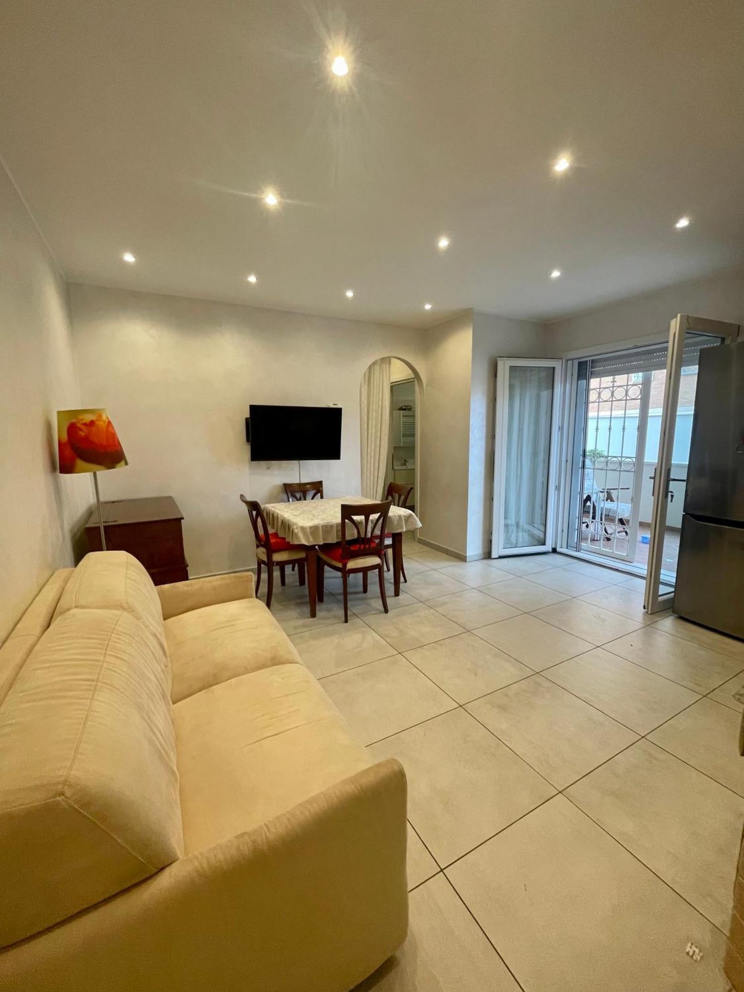 Home With Parking Near The Airport And Beach 피우미치노 외부 사진